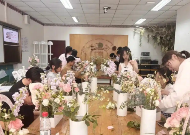 学生们运用色彩搭配和造型技巧深化领会创新的物化载体 学生们运用色彩搭配和造型技巧深化领会创新的物化载体