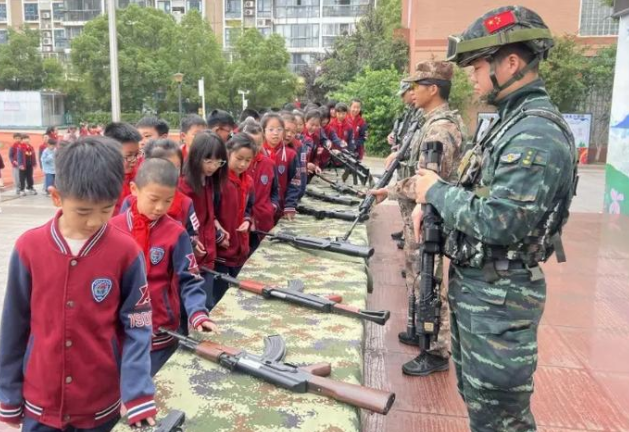 执旗进场全场肃立行礼凝视国旗肃穆氛围深深感染每一位师生 执旗进场全场肃立行礼凝视国旗肃穆氛围深深感染每一位师生